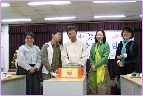 시인의 가족과 <길 문학회원>이 축하 떡에 촛불을 밝힌다 